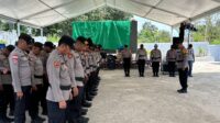 Personel Polres Manggarai Barat di halaman kantor KPU. Foto: Humas Polres Manggarai Barat