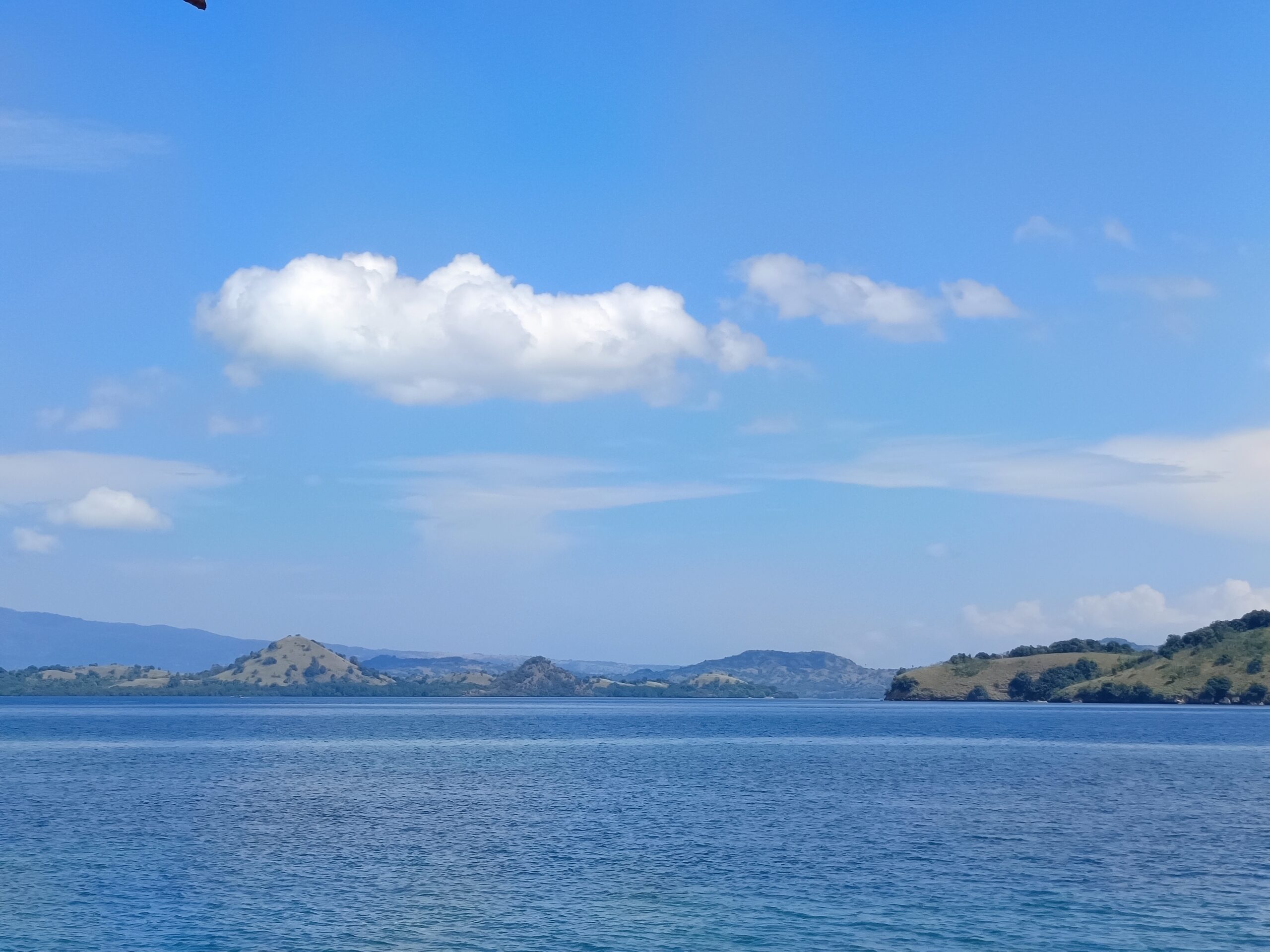 Ilustrasi selat depan Pantai Pasir Putih Golo Mori Labuan Bajo. Foto: Labuan Bajo Voice