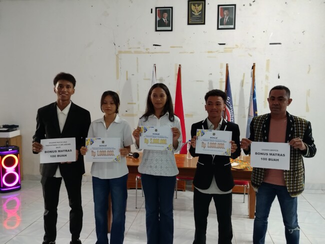 Juliani Lujud Bataona, siswi Kelas X Kuliner I SMKN 1 Labuan Bajo (urutan ketiga dari kiri-kanan). Foto: Labuan Bajo Voice